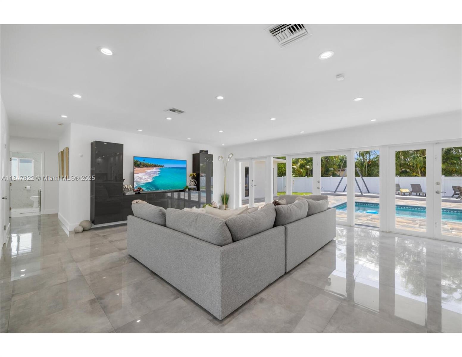 84b12bae-6088 19810 NE 22nd av, Miami FL 33180 — #A11847822
