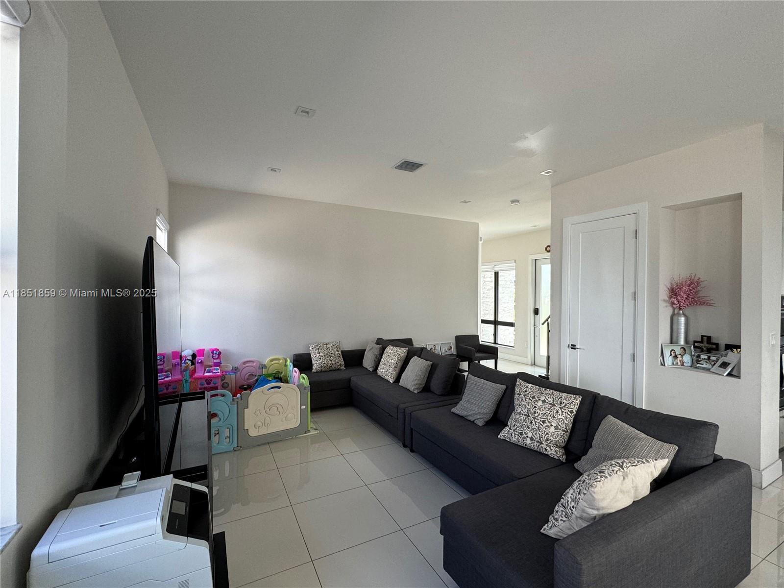 84b12bae-6233 8283 NW 47th Ln, Doral FL 33166 — #A11851859