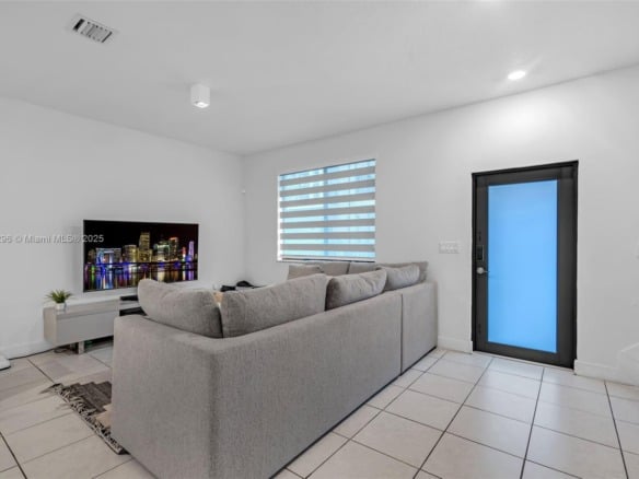4450 NW 83rd Pkwy, Doral FL 33166 — #A11858296