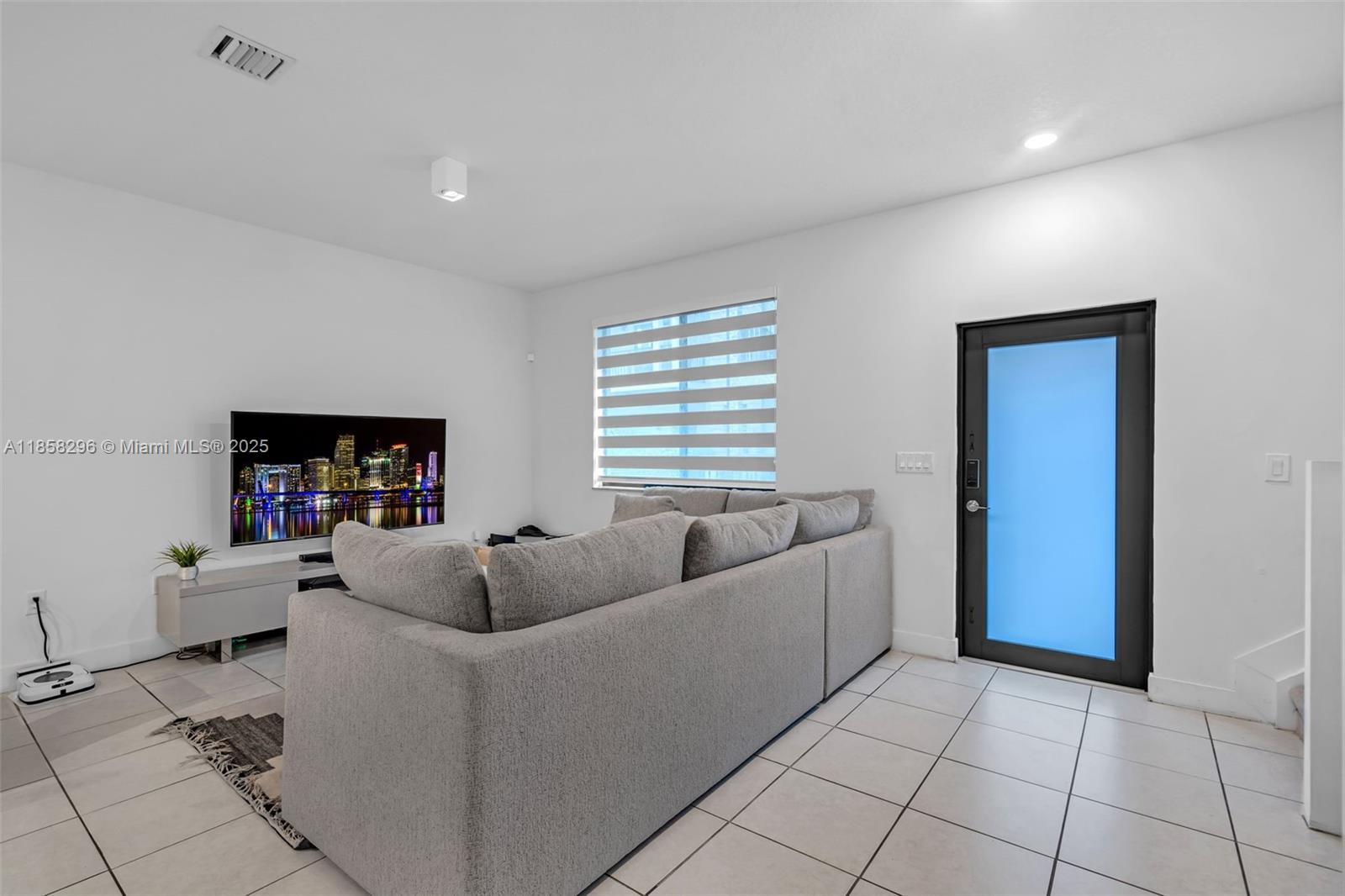 84b12bae-6493 4450 NW 83rd Pkwy, Doral FL 33166 — #A11858296