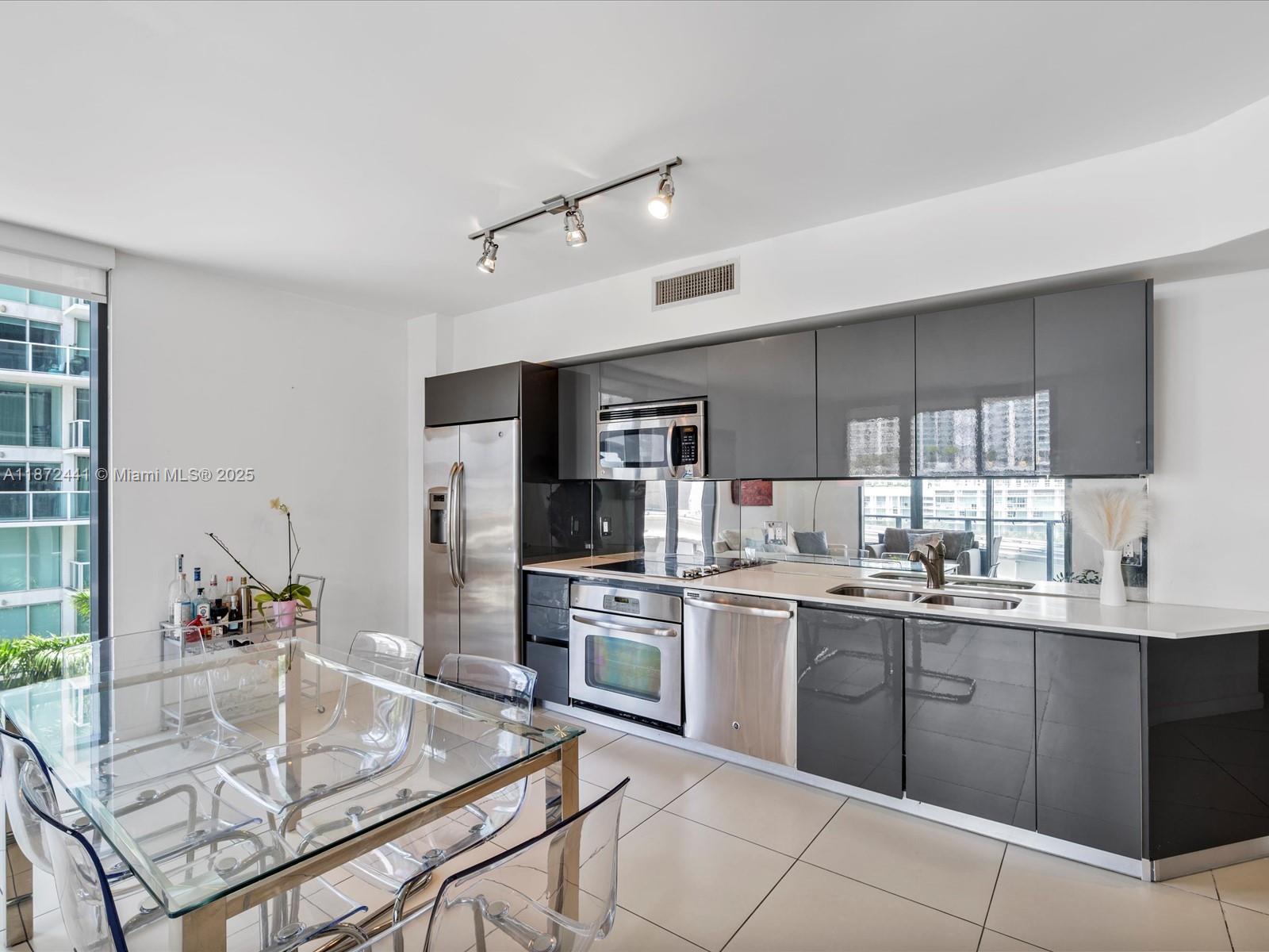 84b12bae-7108 31 SE 6th St # 802, Miami FL 33131 — #A11872441