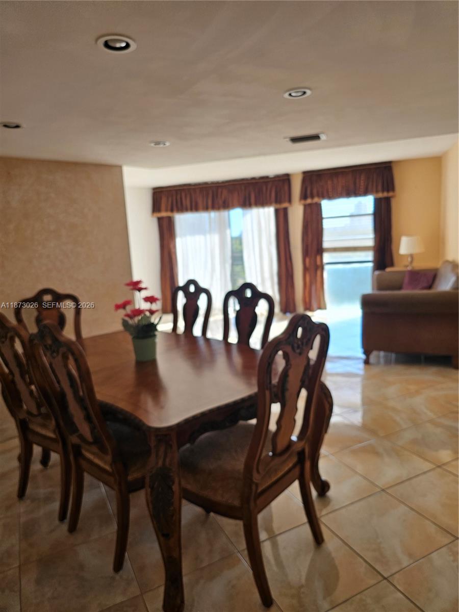 84b12bae-7135 20400 W Country Club Dr # 711, Aventura FL 33180 — #A11873026