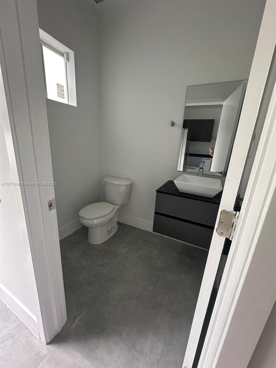 84b12bae-7161 723 NW 19th Ave # B, Fort Lauderdale FL 33311 — #A11873458
