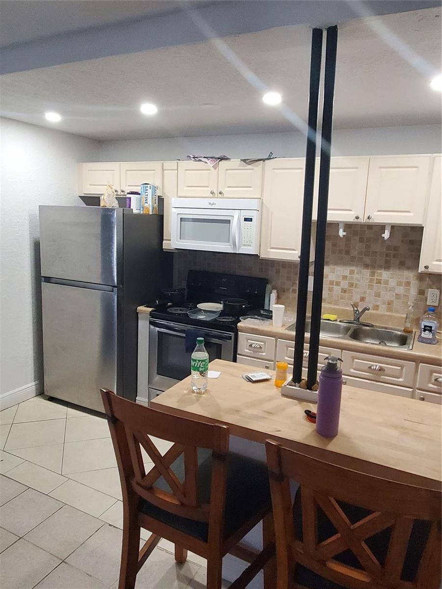 CREATOR: gd-jpeg v1.0 (using IJG JPEG v62), quality = 90 1021 NE 24th Avenue # 4, Pompano Beach FL 33062 — #F10418916