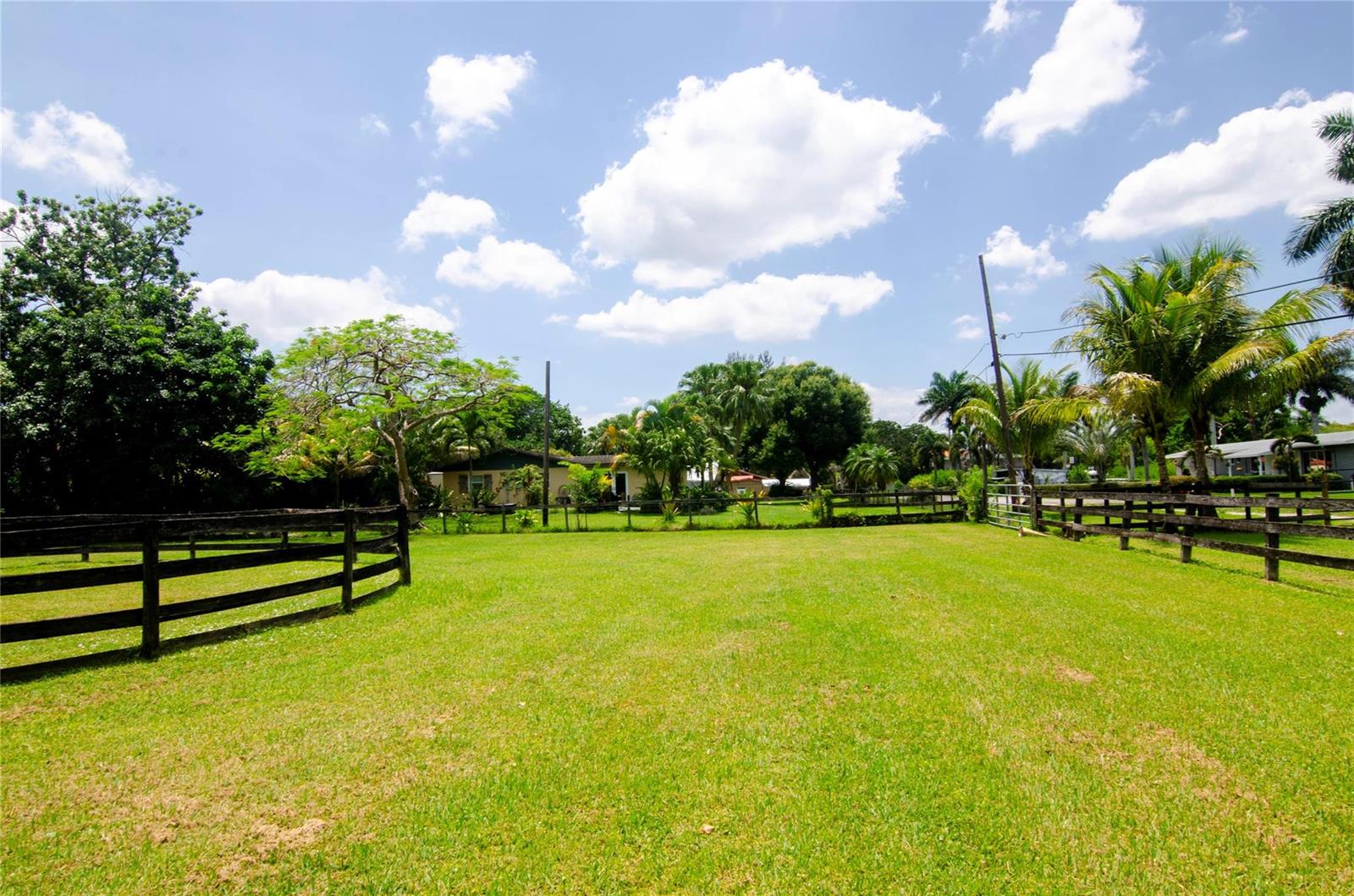 CREATOR: gd-jpeg v1.0 (using IJG JPEG v62), quality = 90 1765 Back Lot SW Back 112th Avenue, Davie FL 33325 — #F10458508