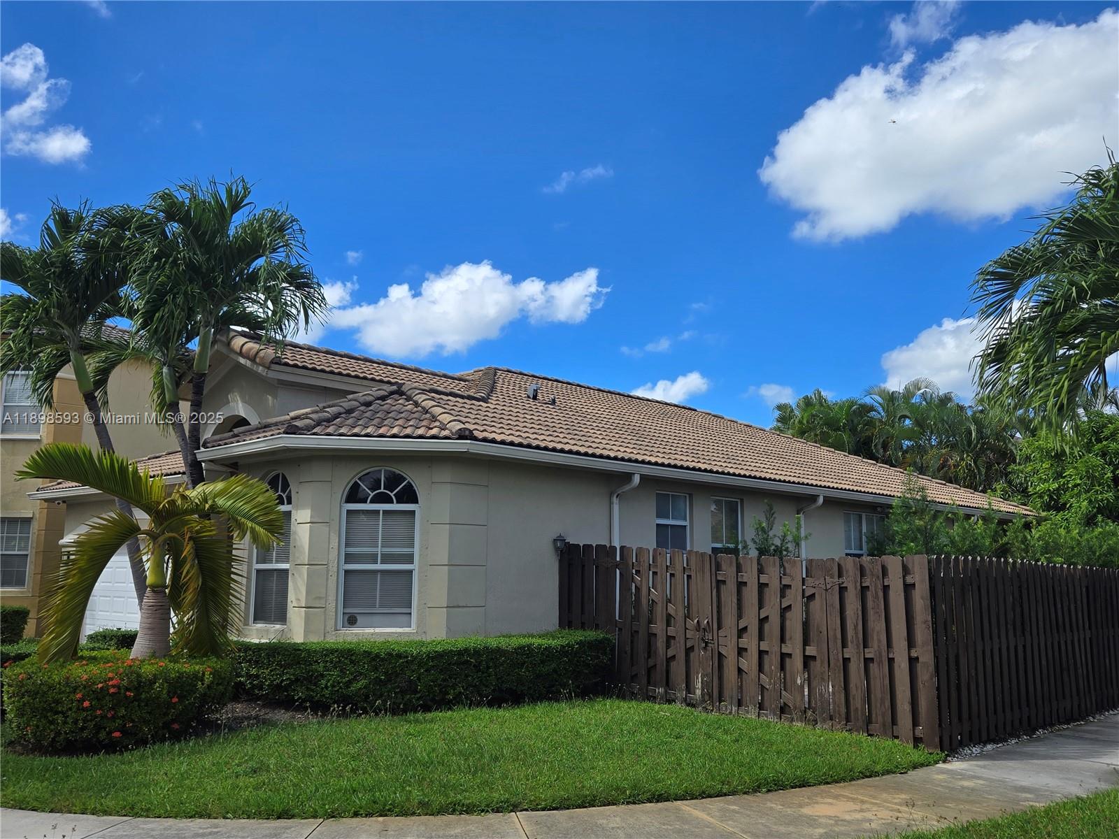 84b12bae-876 11141 NW 77th Ter, Doral FL 33178 — #A11898593