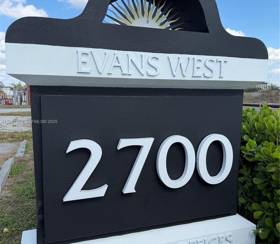 900