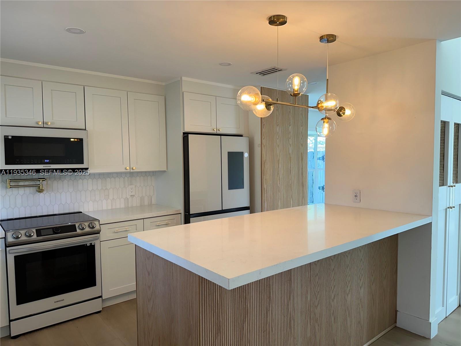 f3b61b38-1711 708 SE 3rd Ave Ext # 201, Hallandale Beach FL 33009 — #A11935346