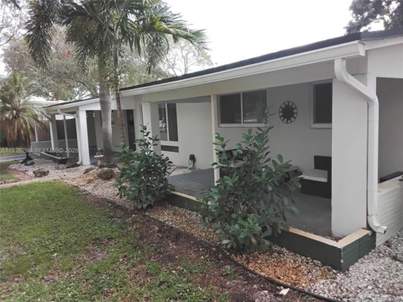 911 W Country Club Cir, Plantation FL 33317 — #A11929294
