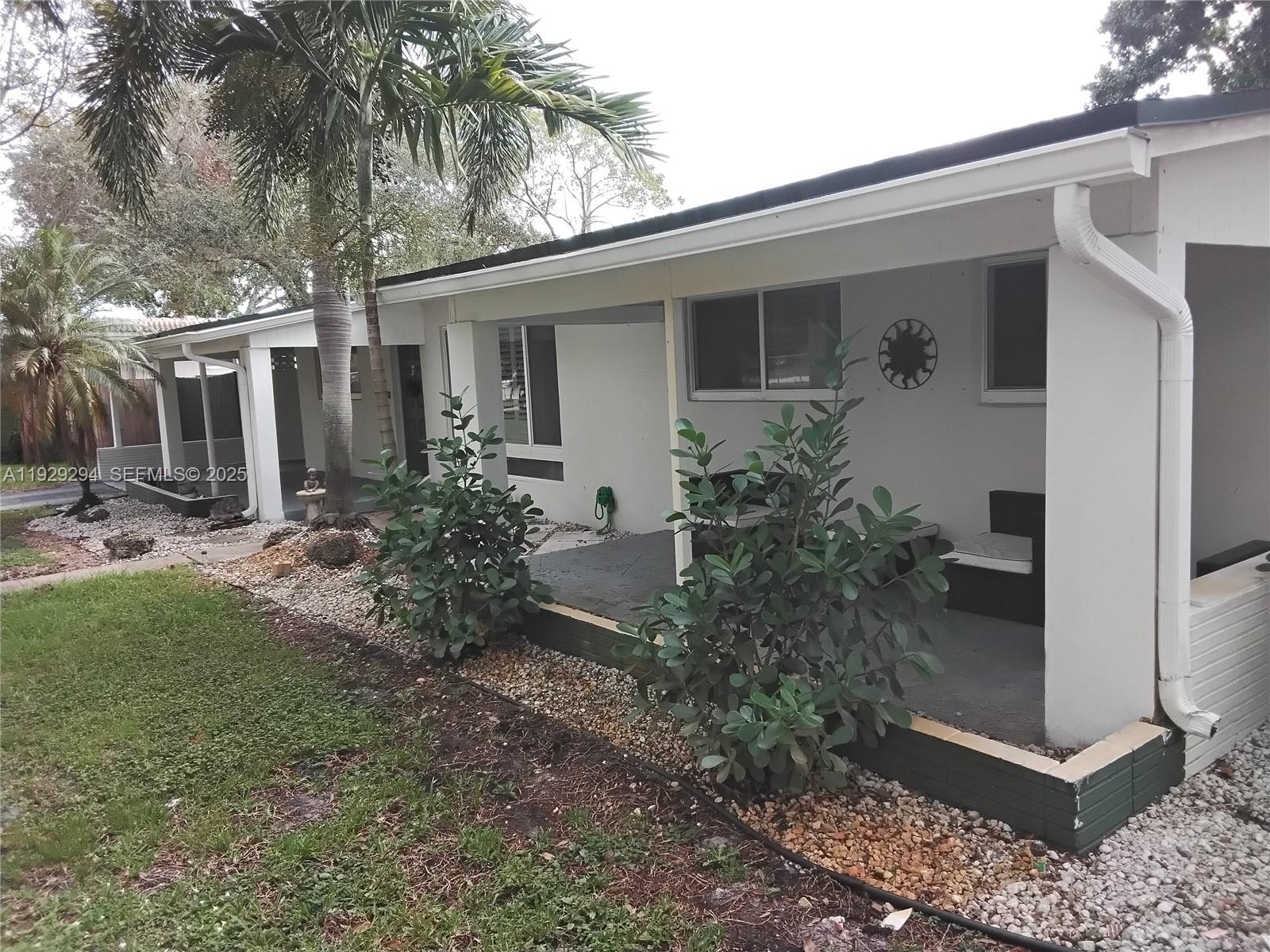 f3b61b38-1722 911 W Country Club Cir, Plantation FL 33317 — #A11929294