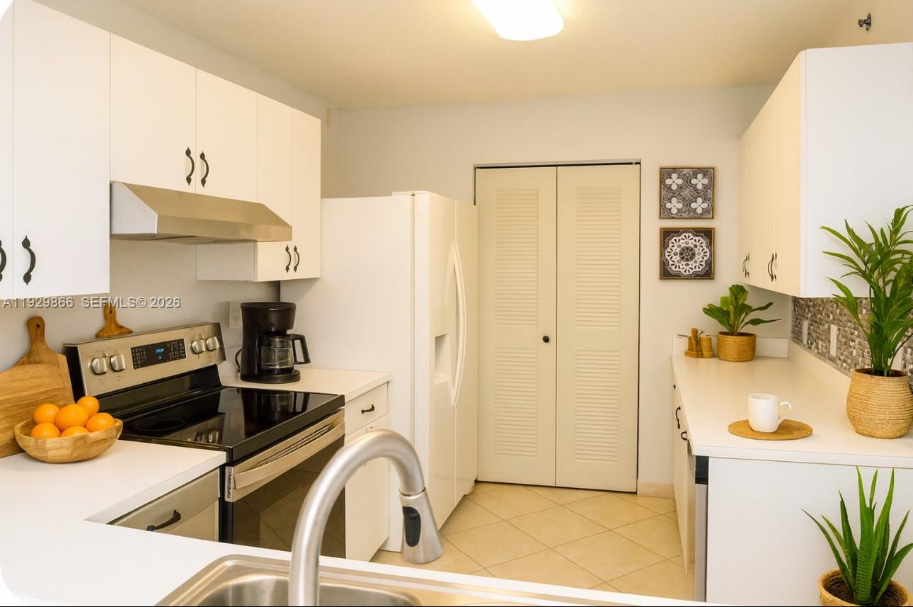 f3b61b38-1946 19601 E Country Club Dr # 7202, Aventura FL 33180 — #A11929866