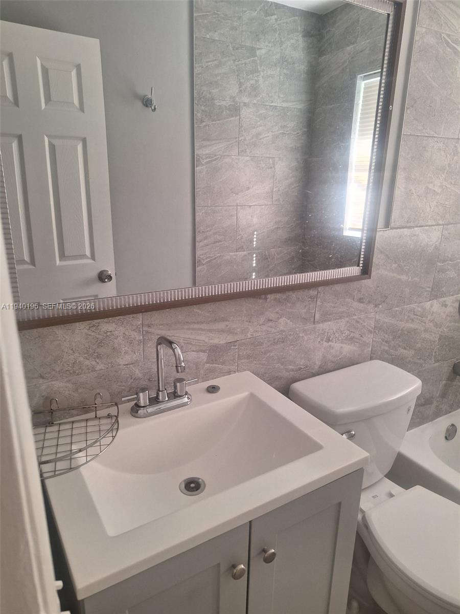 f3b61b38-2024 245 E PARKWAY, Other City – In The State Of Florida FL 33904 — #A11940196