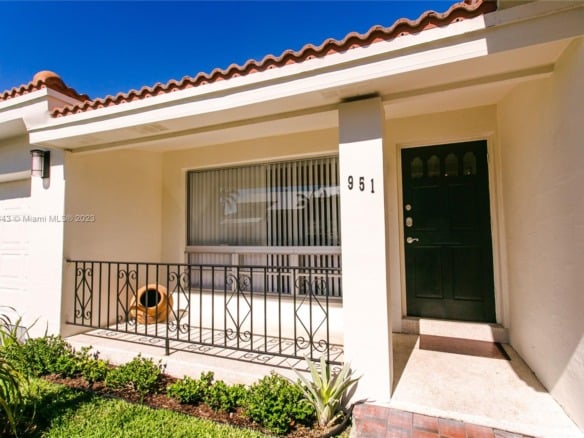 951 Washington St, Hollywood FL 33019 — #A11317343