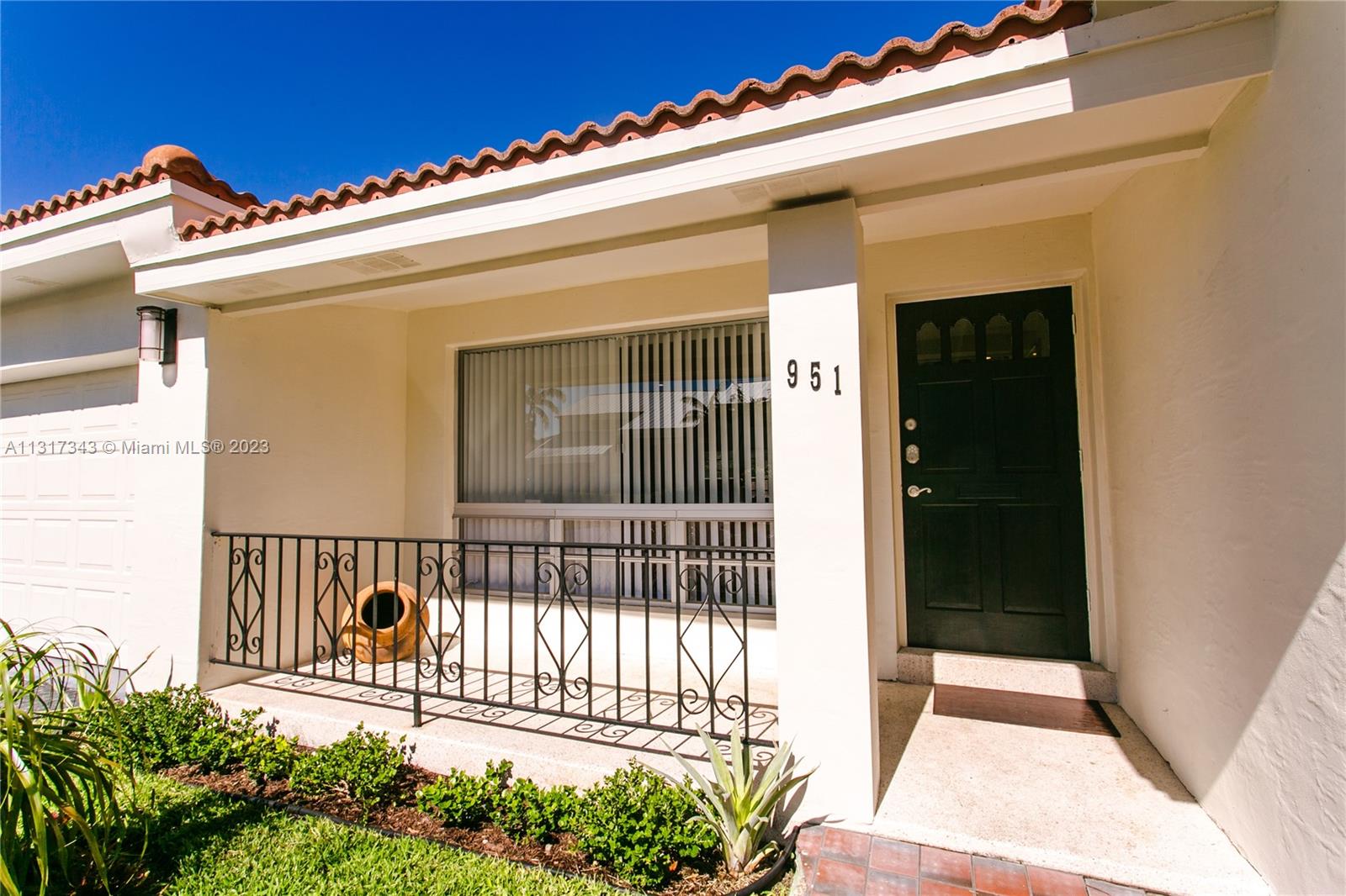 f3b61b38-2384 951 Washington St, Hollywood FL 33019 — #A11317343