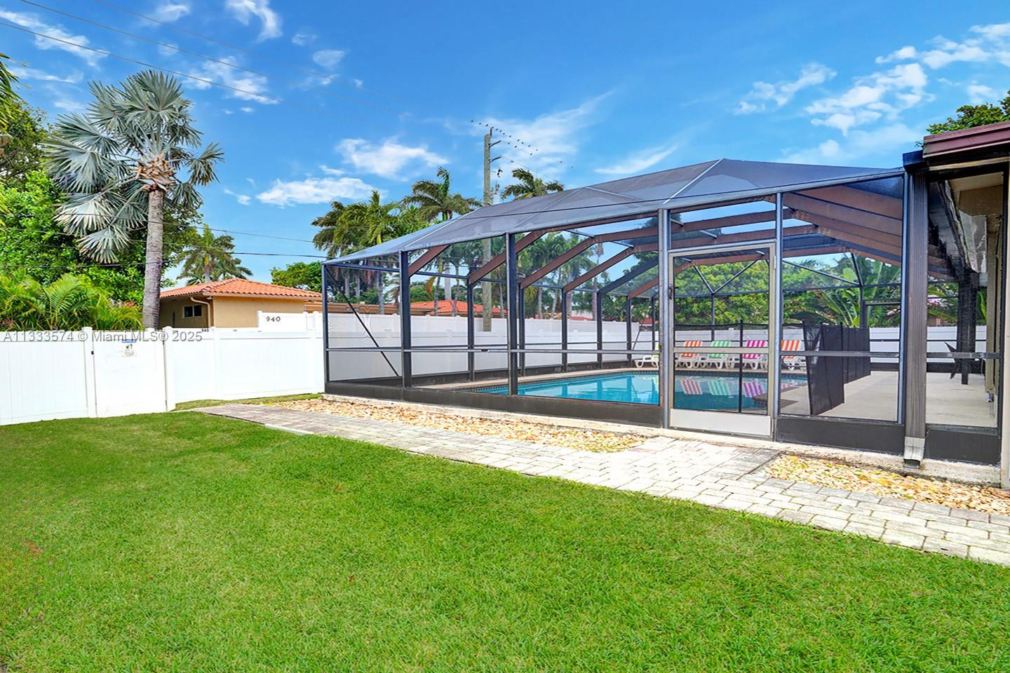 f3b61b38-2411 947 Washington St, Hollywood FL 33019 — #A11333574