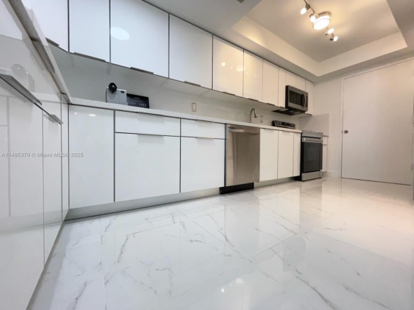 18041 Biscayne Boulv # 502, Aventura FL 33160 — #A11495376