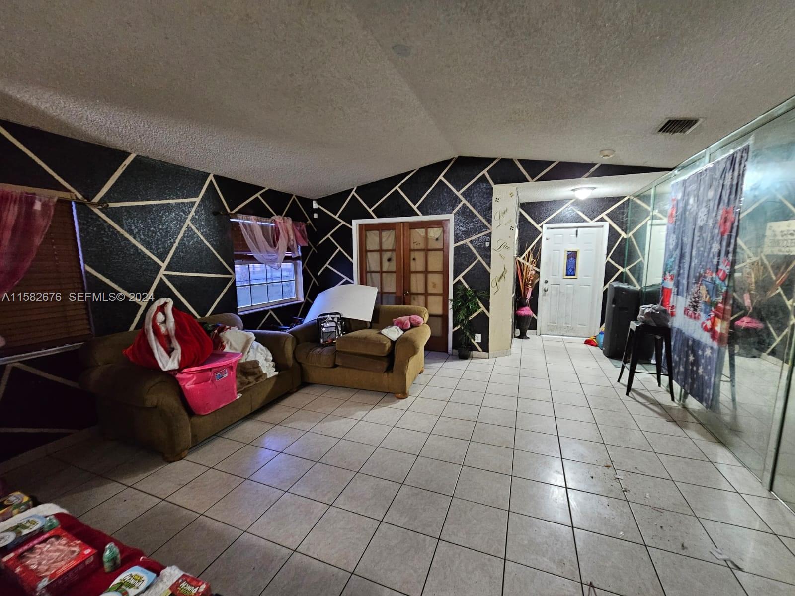f3b61b38-2945 725 NW 19th Ter, Fort Lauderdale FL 33311 — #A11582676