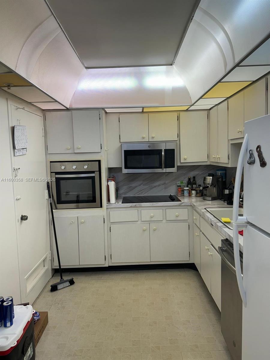 f3b61b38-3009 400 Kings Point Dr # 527, Sunny Isles Beach FL 33160 — #A11600358