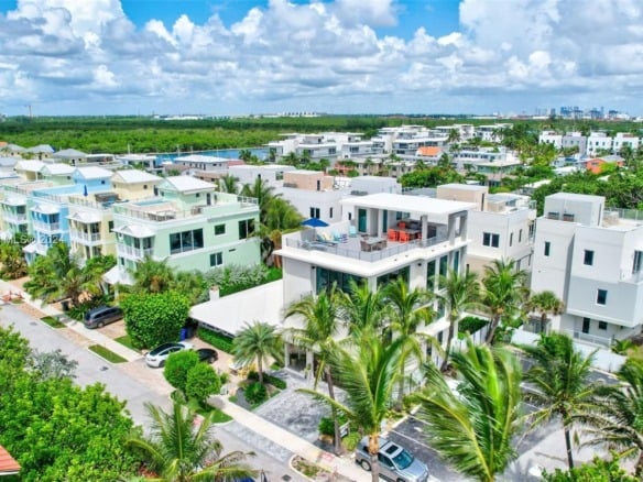 305 Oak St, Hollywood FL 33019 — #A11622188