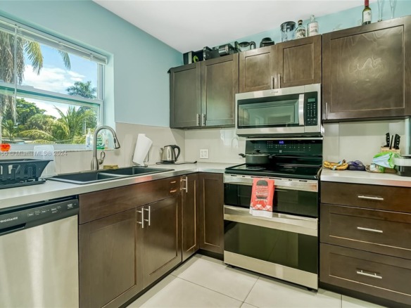 216 SW 6th St, Hallandale Beach FL 33009 — #A11632466