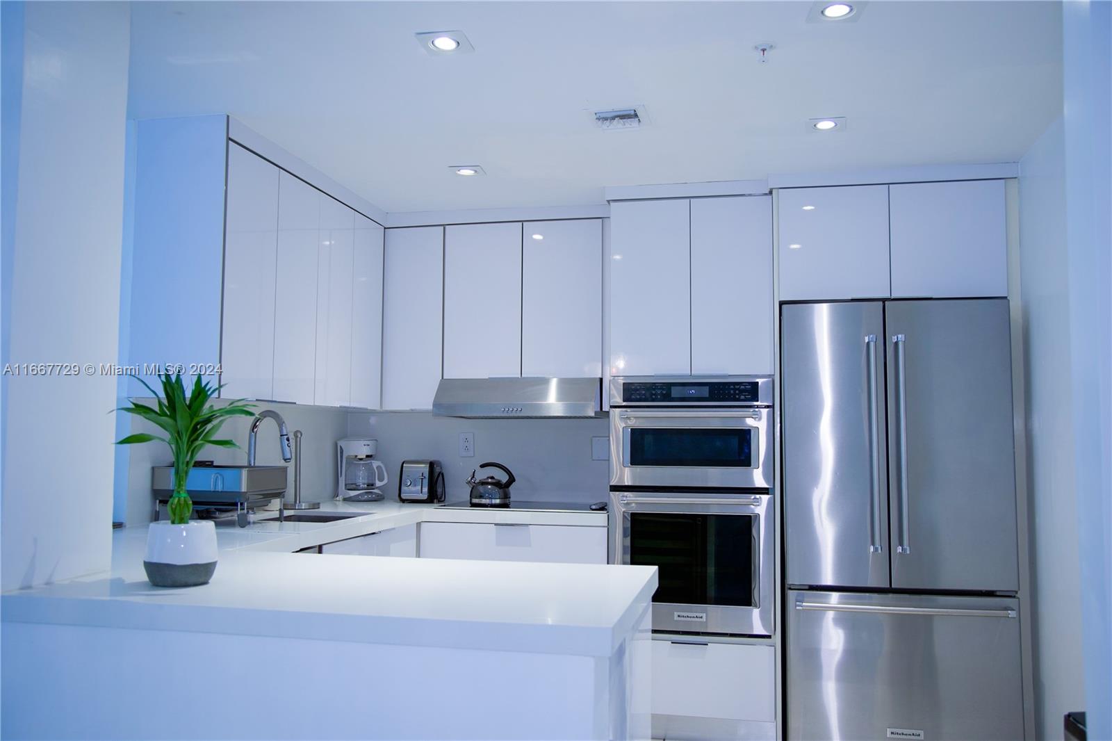 f3b61b38-3350 5601 Collins Ave # 1614, Miami Beach FL 33140 — #A11667729