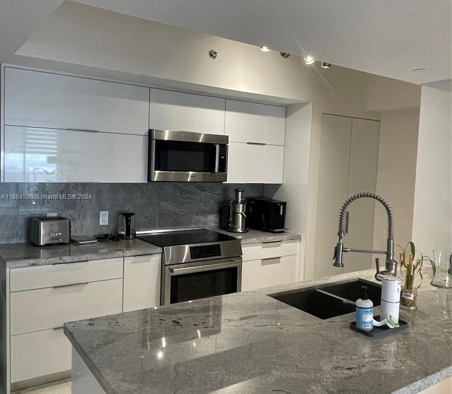 900