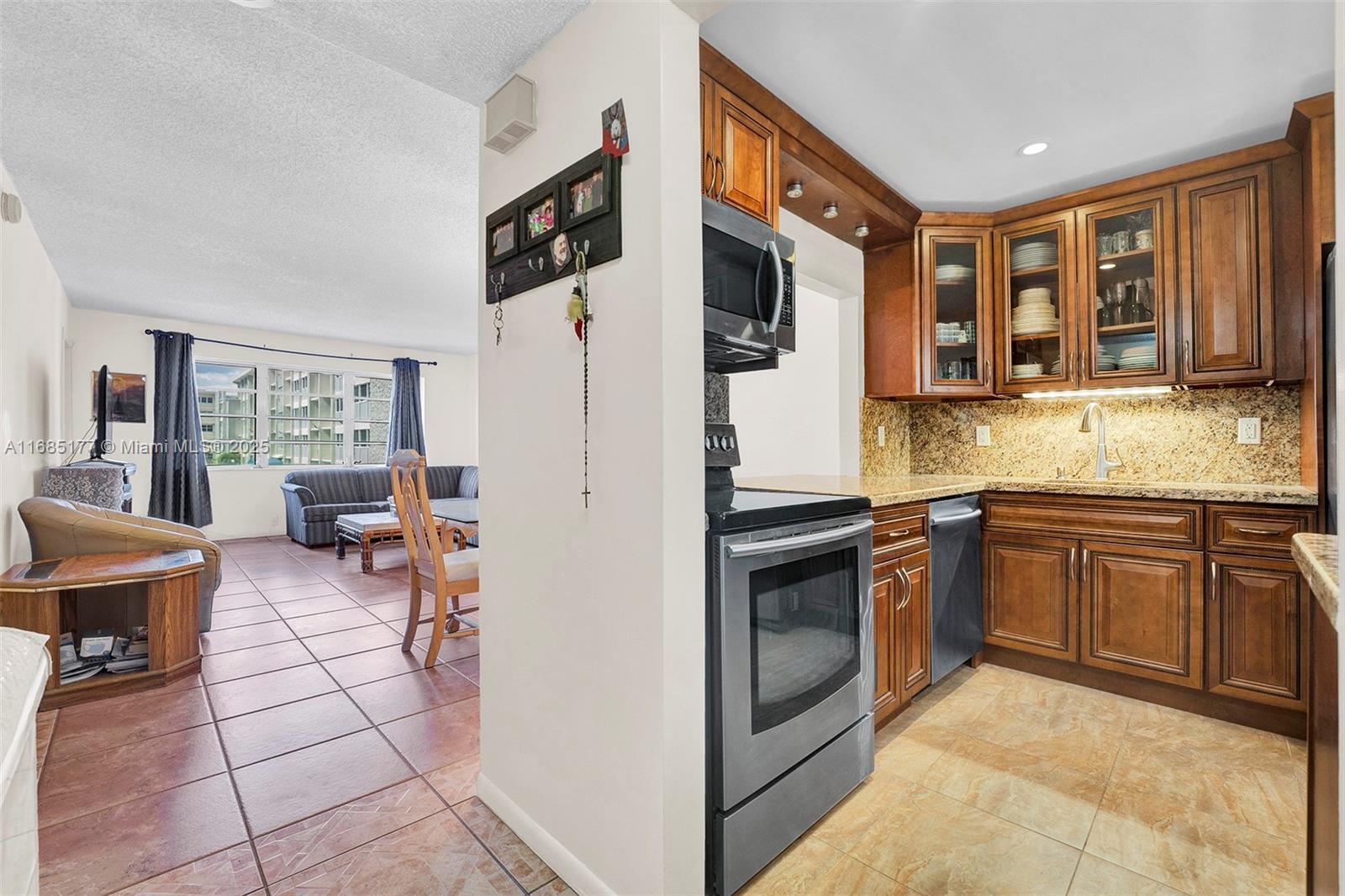 f3b61b38-3482 410 SE 2nd St # 220, Hallandale Beach FL 33009 — #A11685177