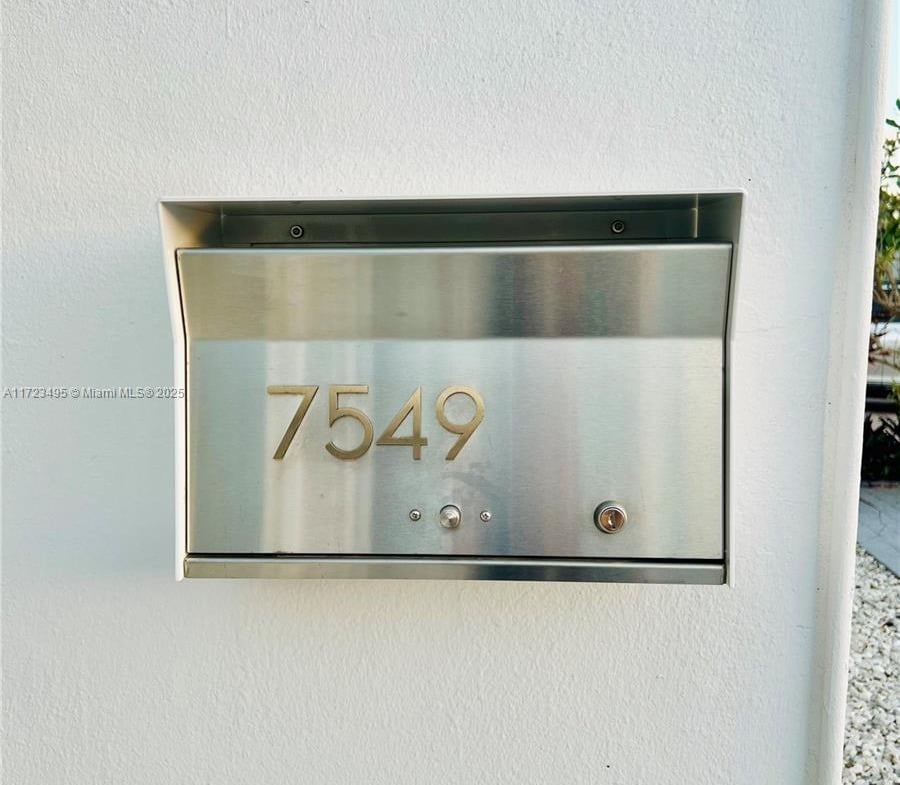 900