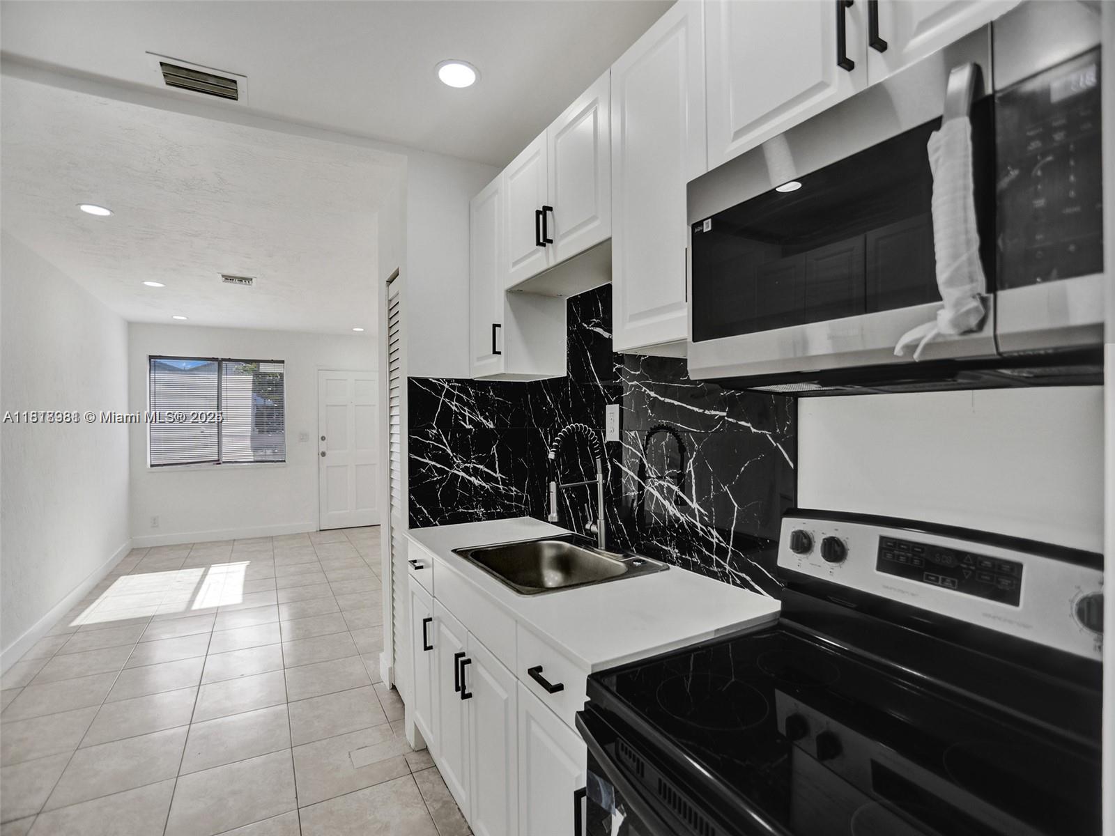 f3b61b38-423 708 N 20th # 2, Hollywood FL 33020 — #A11818981