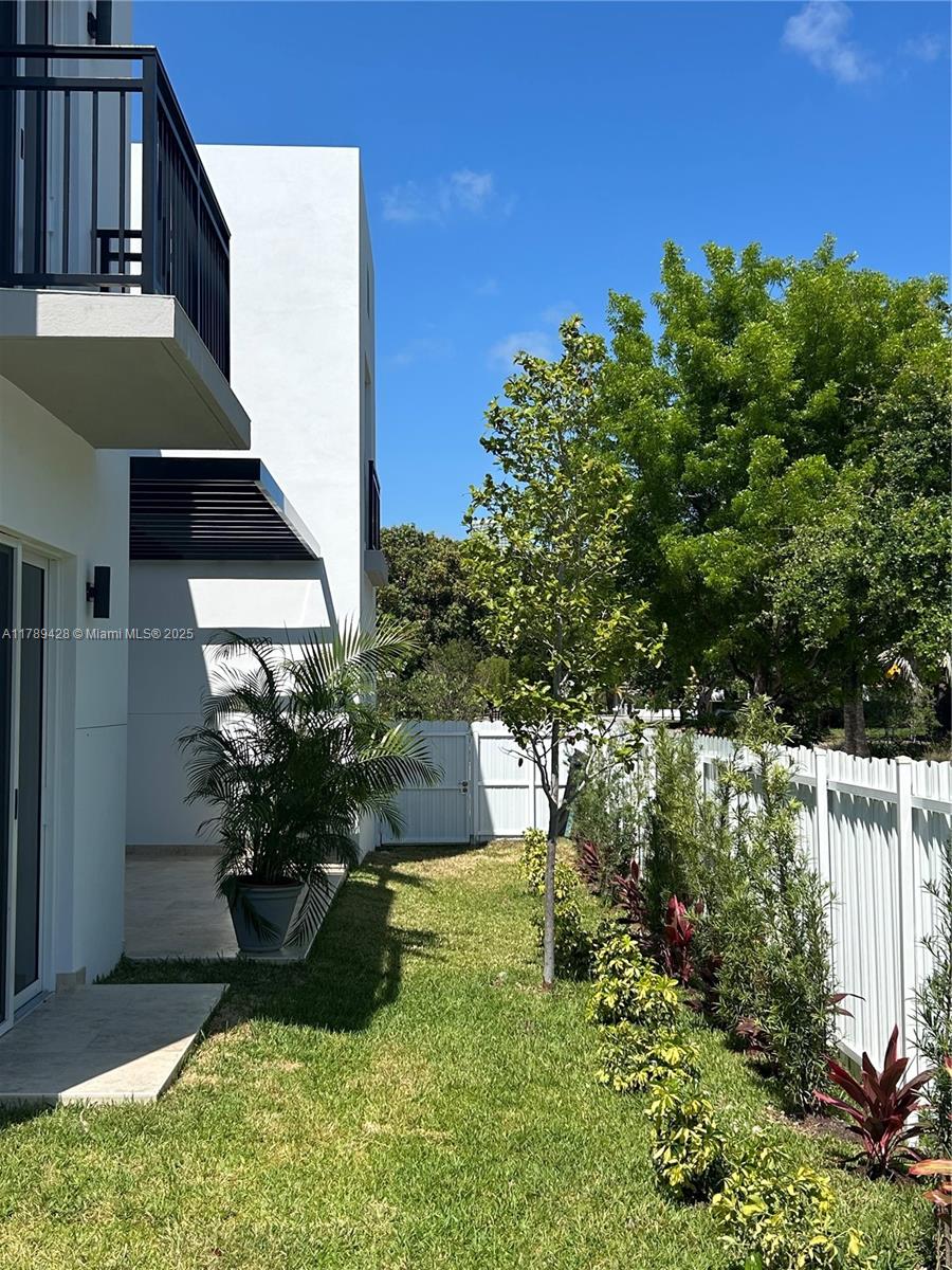 f3b61b38-4804 900 SW 24th Rd, Miami FL 33129 — #A11789428