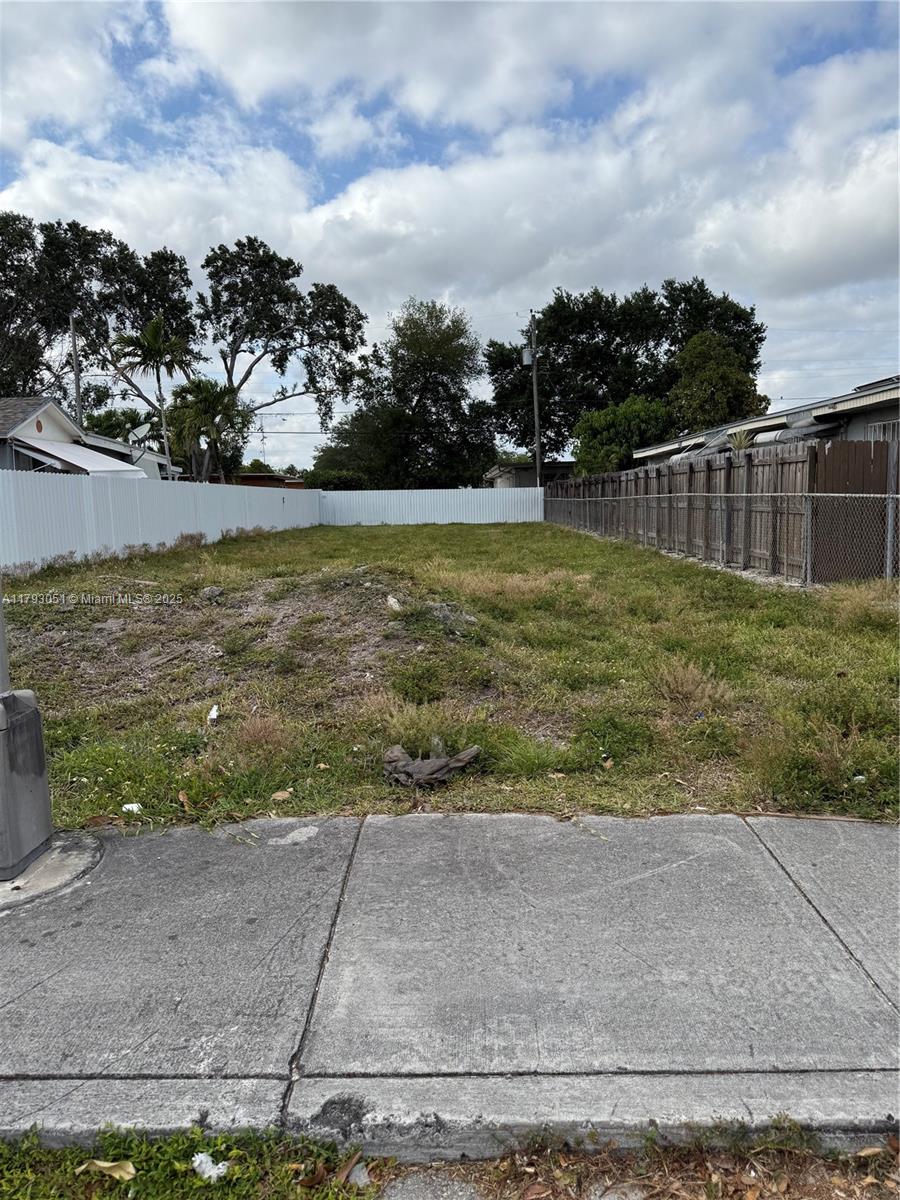f3b61b38-4863 137 W 32 ST, Hialeah FL 33012 — #A11793051