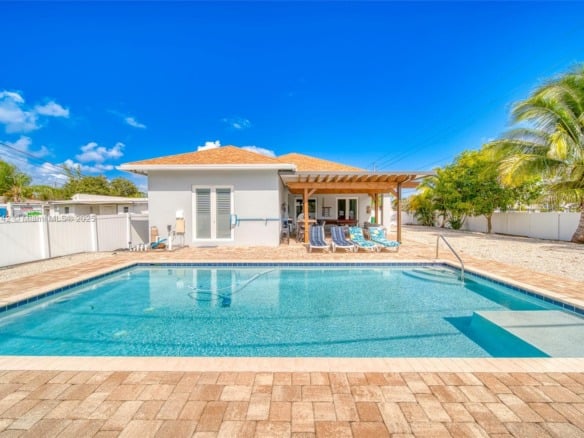207 SW 11th St, Dania Beach FL 33004 — #A11797742