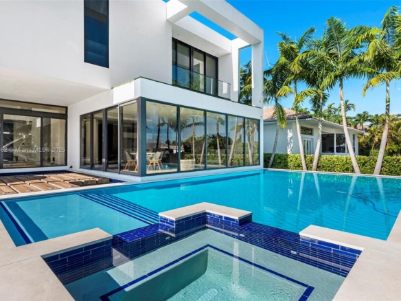 418 Sunset Dr, Hallandale Beach FL 33009 — #A11856562