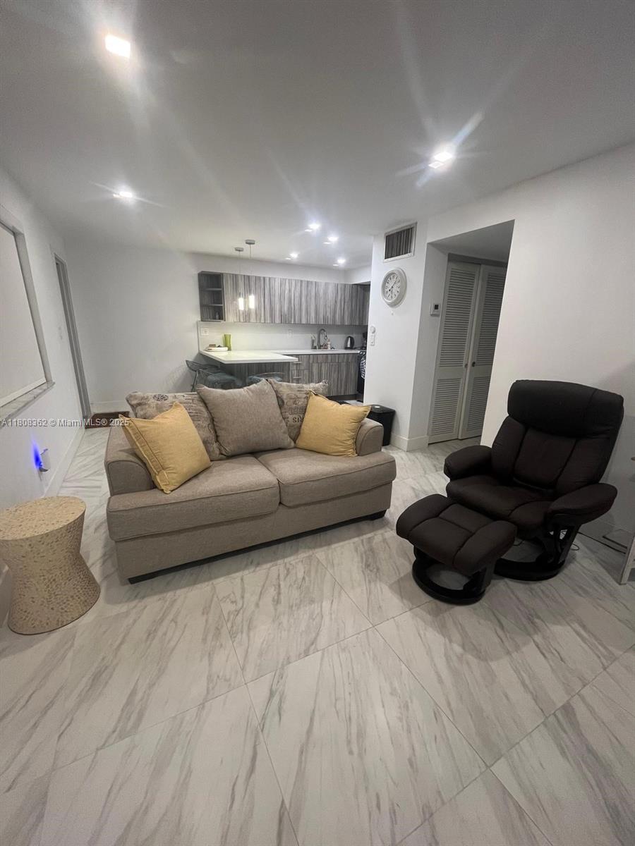 f3b61b38-5188 2145 Pierce St # 422, Hollywood FL 33020 — #A11808362