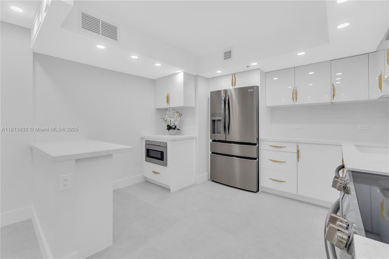 f3b61b38-5318 1201 S Ocean Dr # 507S, Hollywood FL 33019 — #A11813932