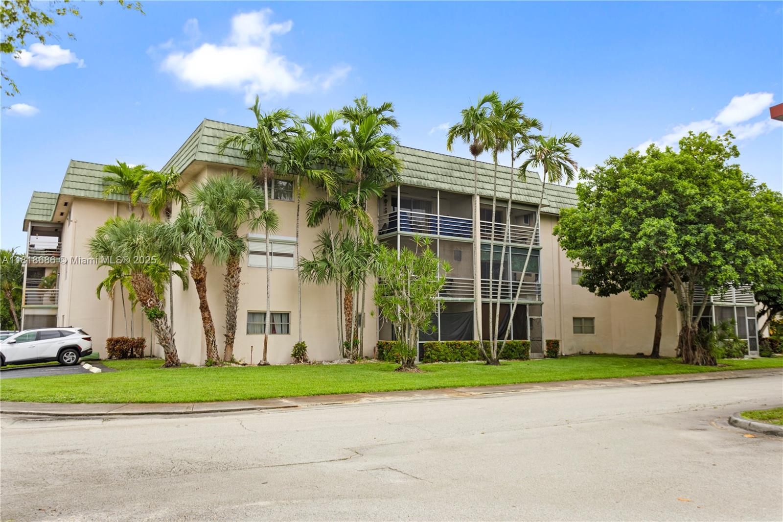 f3b61b38-5417 5790 Stirling # 212, Hollywood FL 33021 — #A11818686