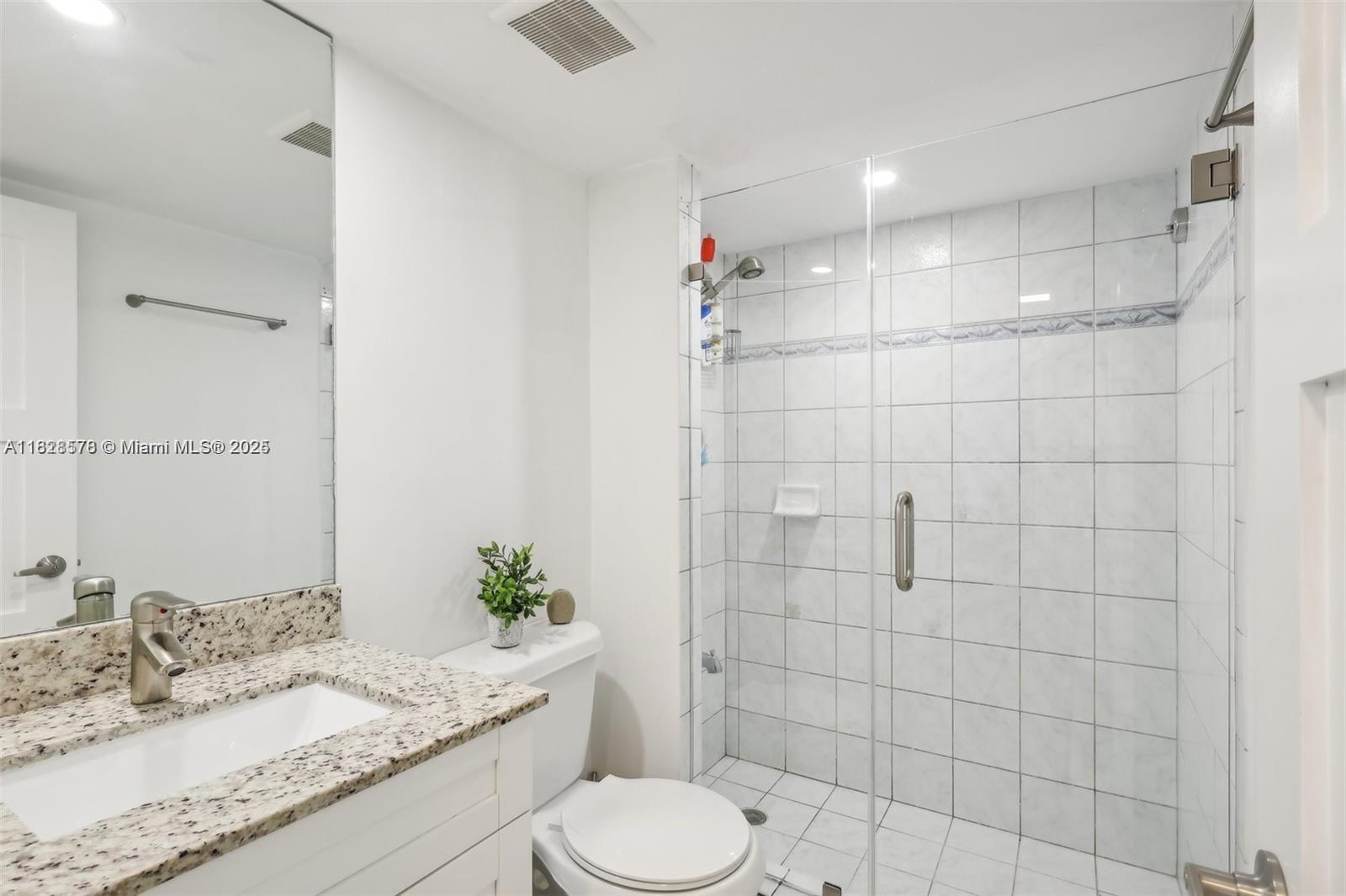 f3b61b38-5659 2401 Collins Ave # 1011, Miami Beach FL 33140 — #A11828578