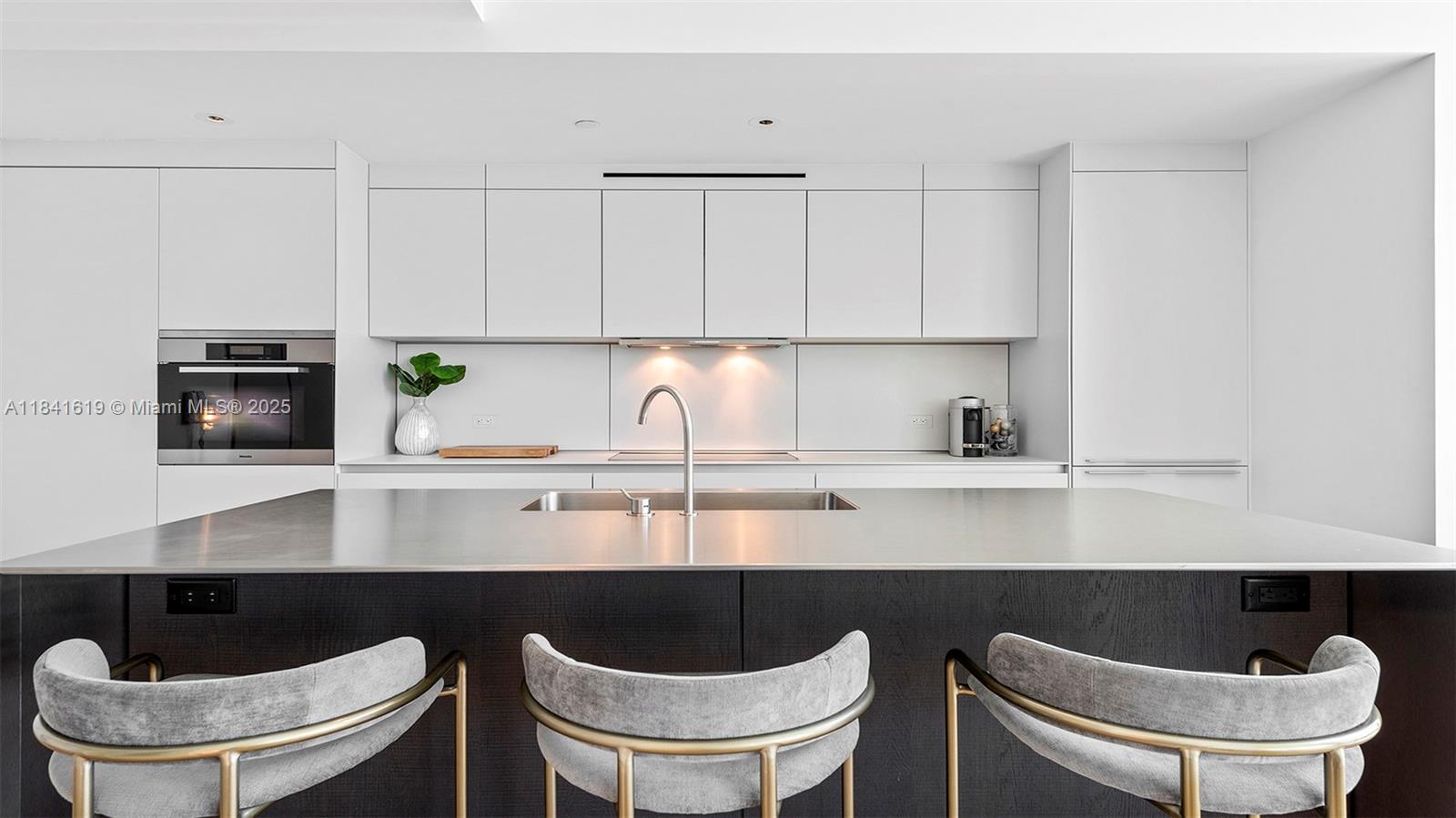 f3b61b38-6036 2901 Collins Ave # 1403, Miami Beach FL 33140 — #A11841619