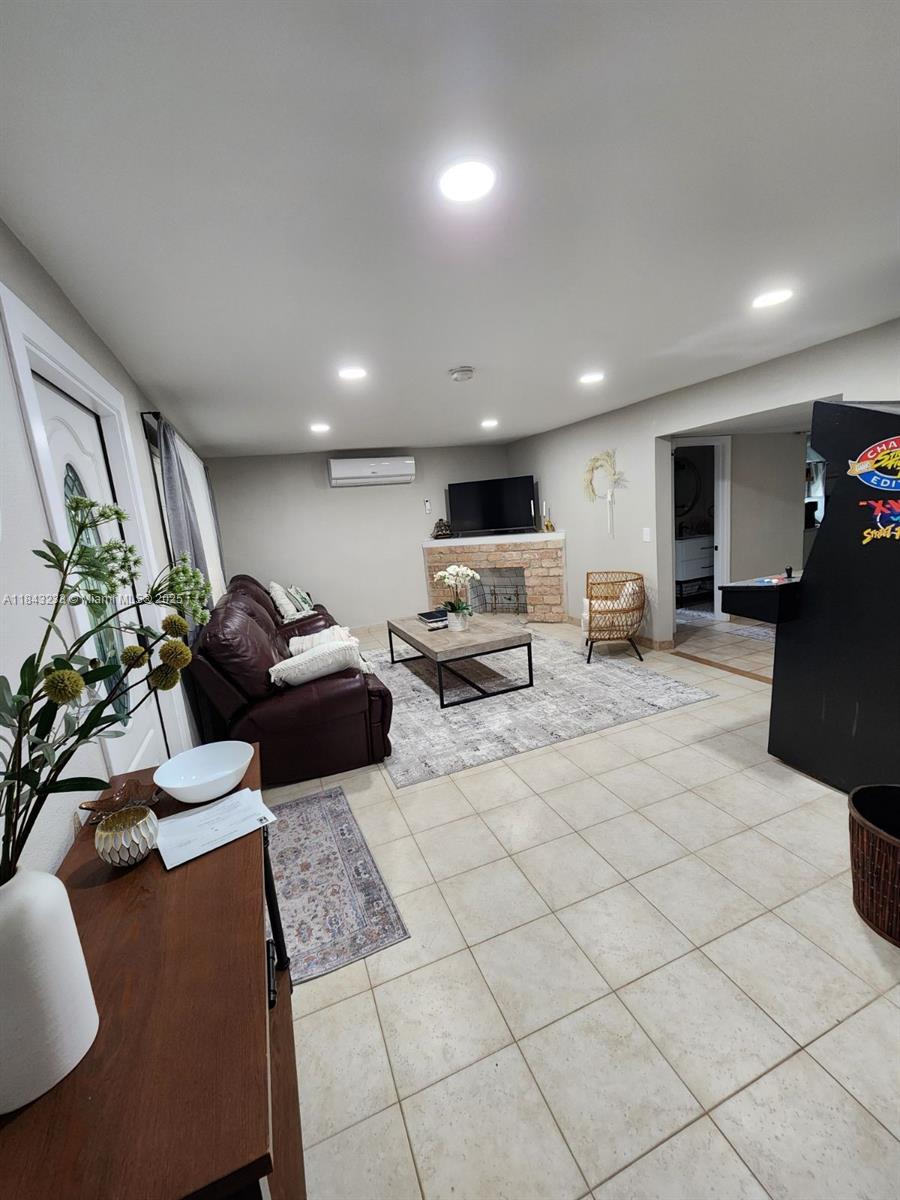 f3b61b38-6099 1872 SW 29th Ave # A, Fort Lauderdale FL 33312 — #A11843233