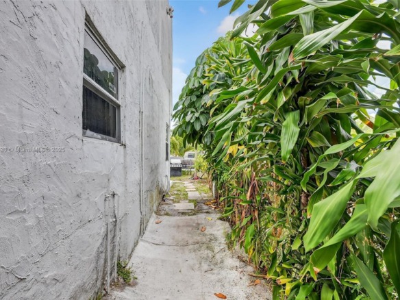 435 Avenida Alegre, West Palm Beach FL 33405 — #A11844823