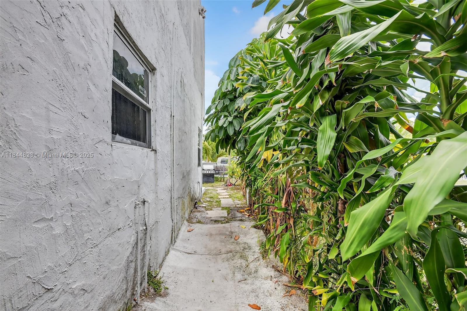 435 Avenida Alegre, West Palm Beach FL 33405 — #A11844823