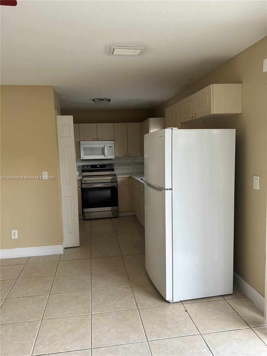 f3b61b38-6193 2702 Robin Ave # 2702, Other City – In The State Of Florida FL 33973 — #A11845928
