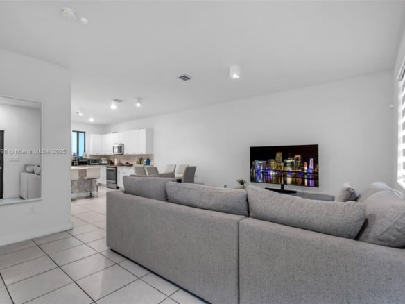 4450 NW 83rd Pkwy, Doral FL 33166 — #A11858296