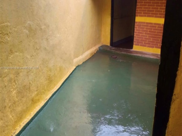 De la iglesia xalteva 2 C al sur 1/2 al lago, Gr — #A11895699