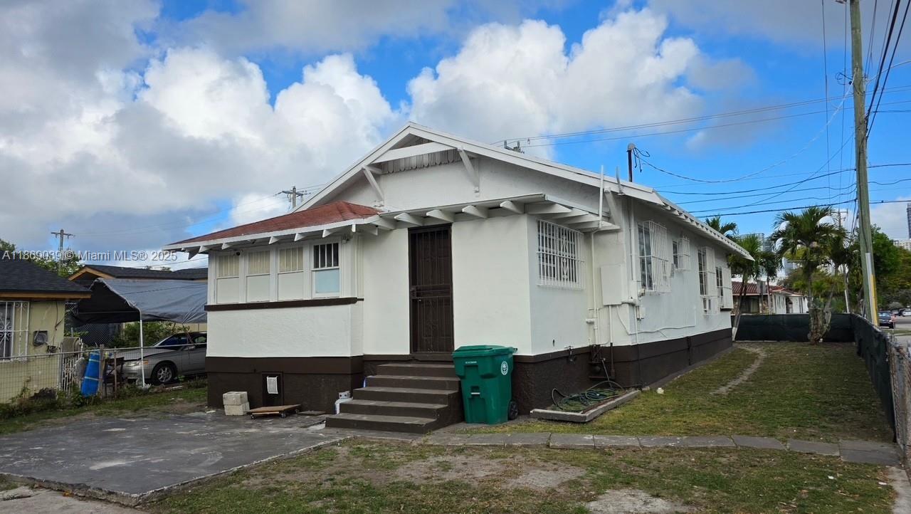 f3b61b38-7114 844 SW 8th Ct, Miami FL 33130 — #A11869039