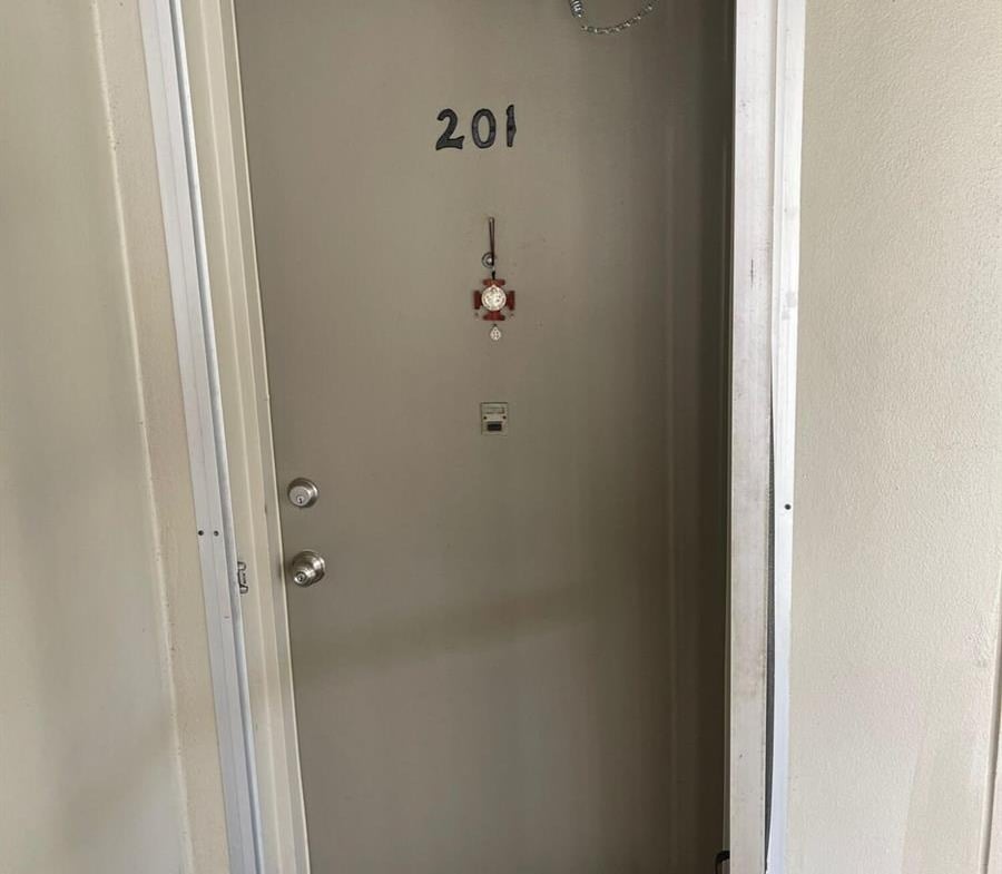 900