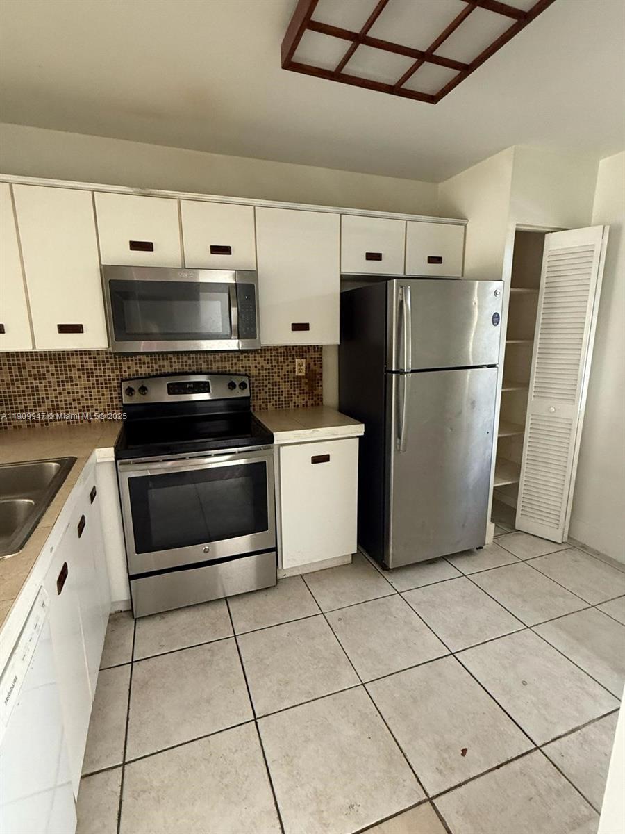 f3b61b38-845 438 NE 210th Cir Ter # 4B, Miami FL 33179 — #A11909947
