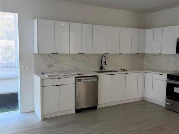 210 SE 10th St, Hallandale Beach FL 33009 — #A11711912